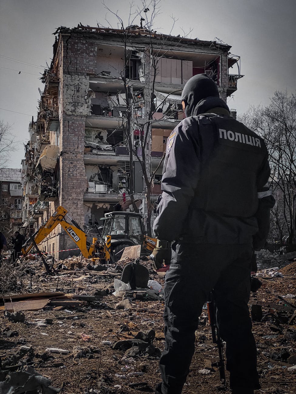 People have discovered Ukraine - policeman beside destruction of a residential building in kyiv